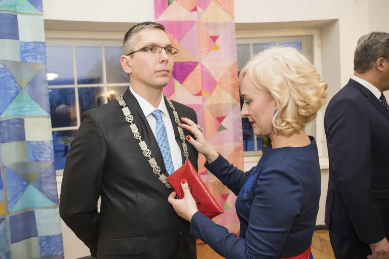 Linnapea Marko Tormi ametiketti kohendab meeri abikaasa Jule Käen-Torm.