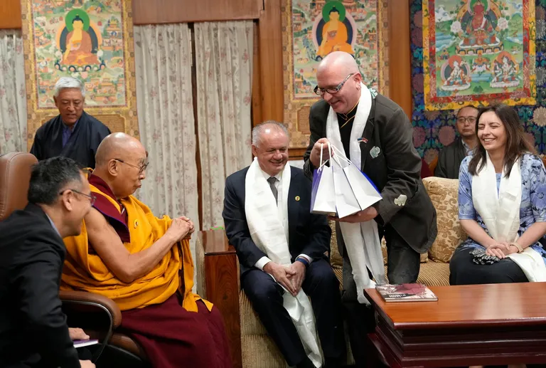 Tiibeti toetusrühma esimees Juku-Kalle Raid annab Dalai-laamale kingitusi