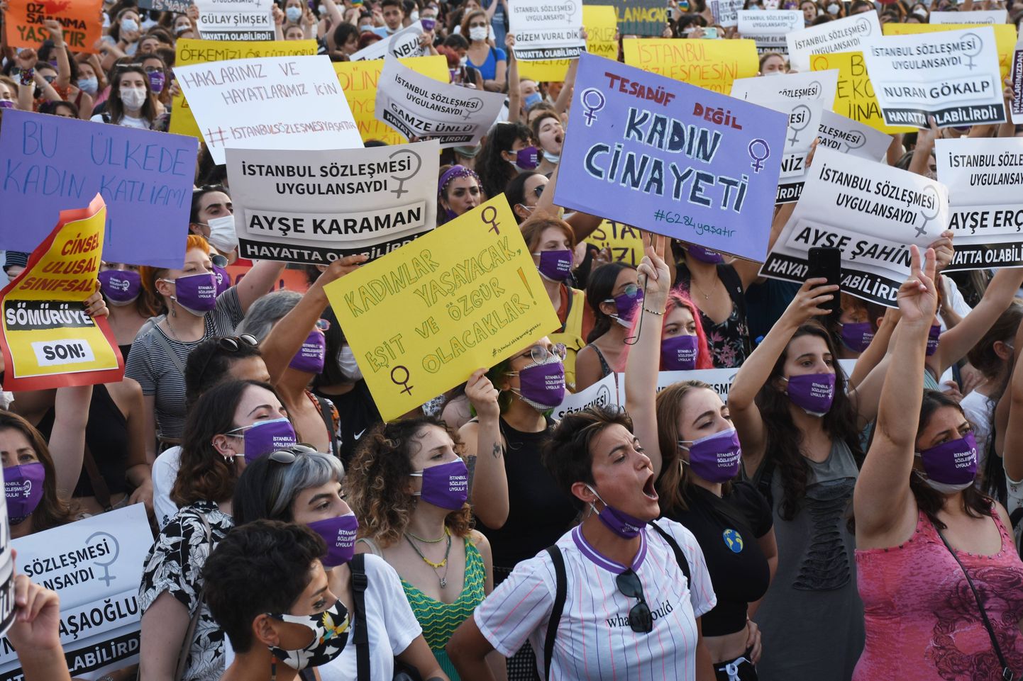 Naised avaldavad Istanbulis meelt naistevastase vägivalla vastu Türgis.