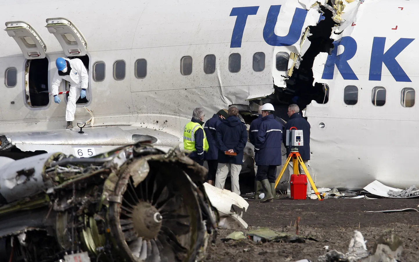 Uurijad Boeing 737-800 vraki juures