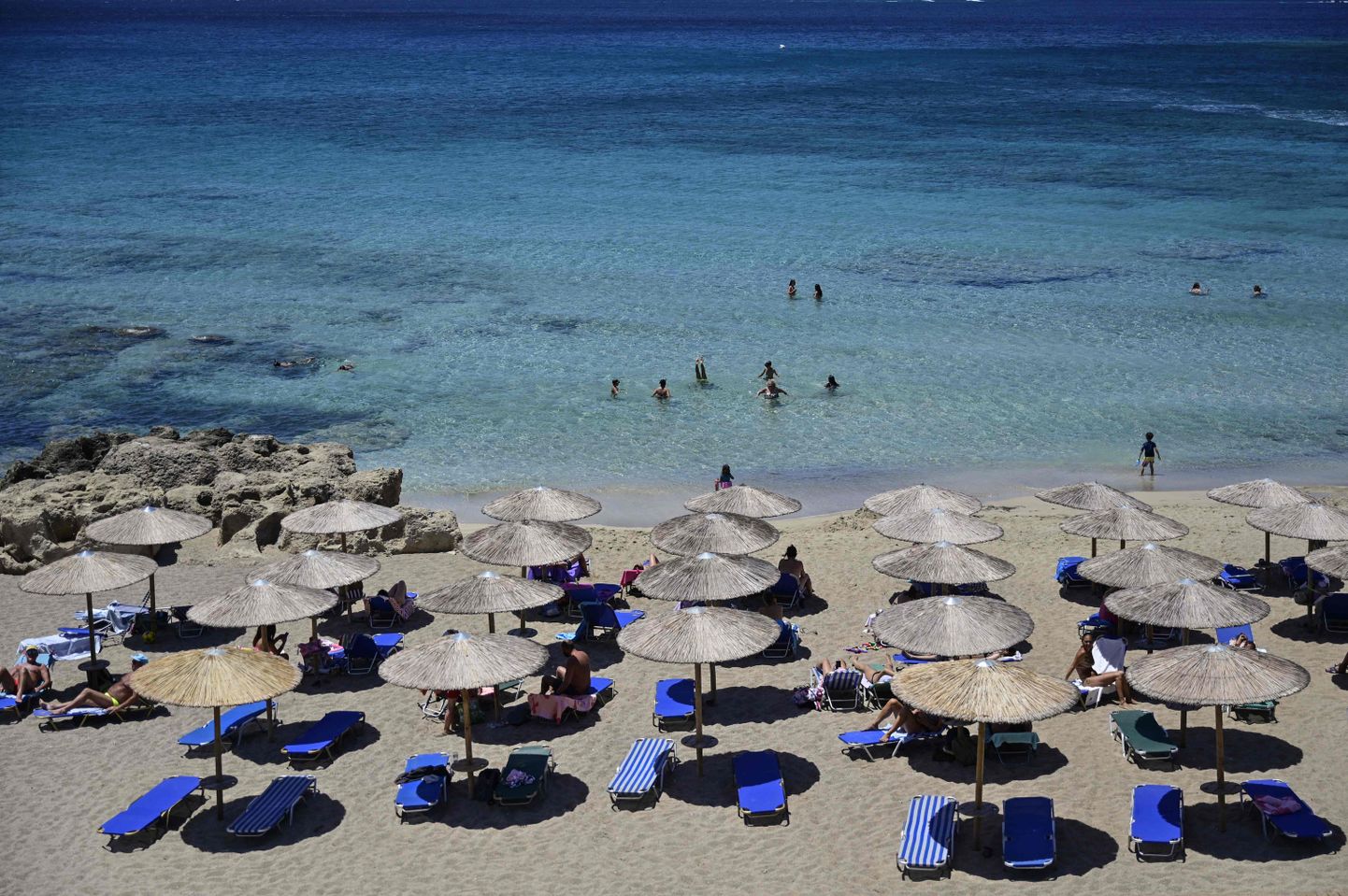 Turistid Kreeka Phalasarna rannas.