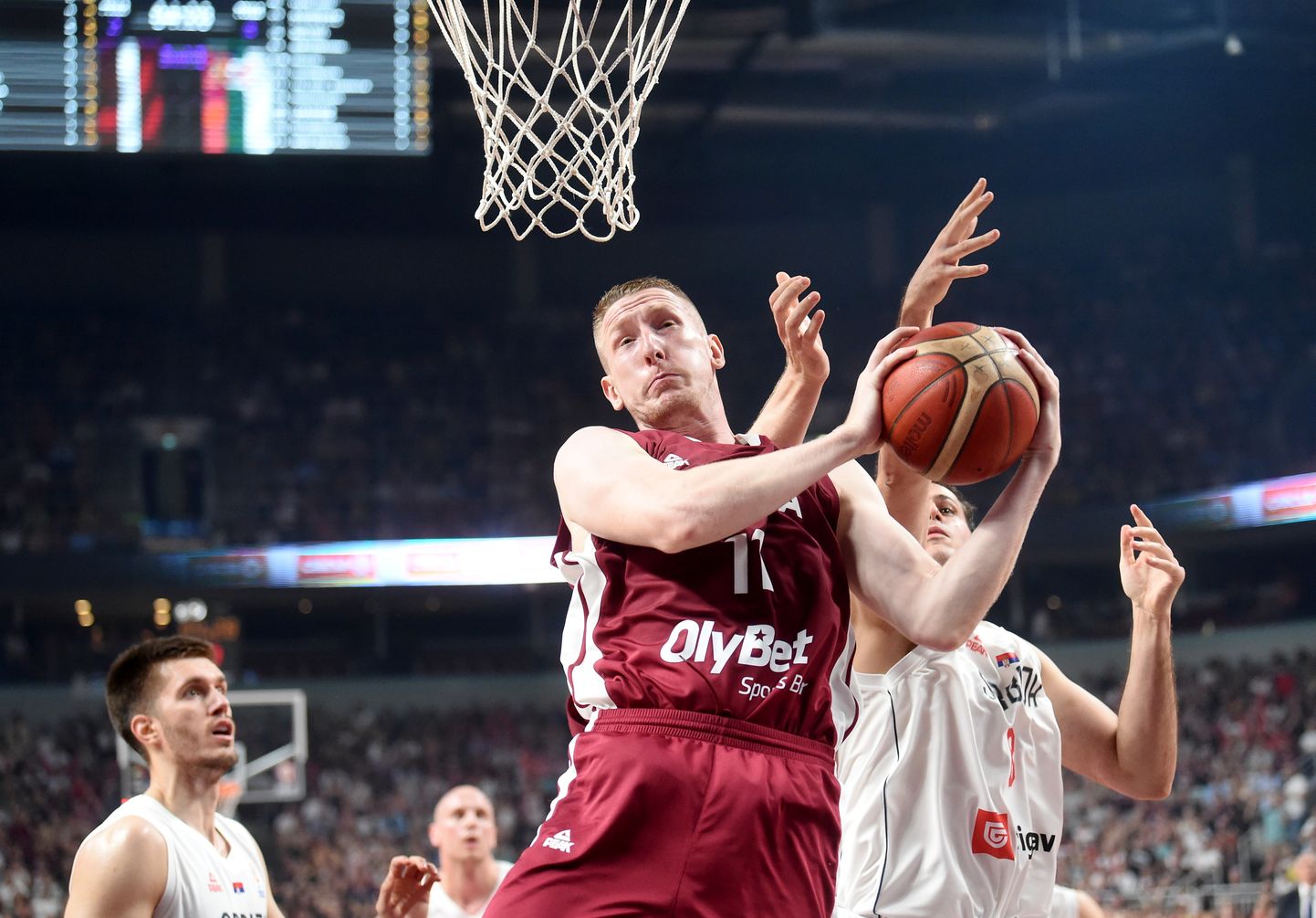 Latvijas izlases spēlētājs Rolands Šmits (nr.11, sarkanā tērpā) FIBA Pasaules kausa izcīņas kvalifikācijas turnīra trešā posma spēle basketbolā vīriešiem starp Latvijas un Serbijas izlasēm "Arēna Rīga".