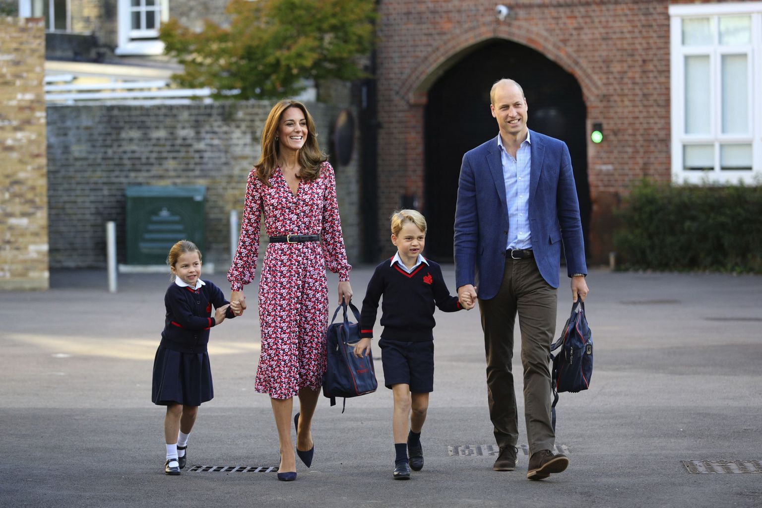 Printsess Charlotte ema, isa ja vanema venna prints George'iga oma endise kooli ees