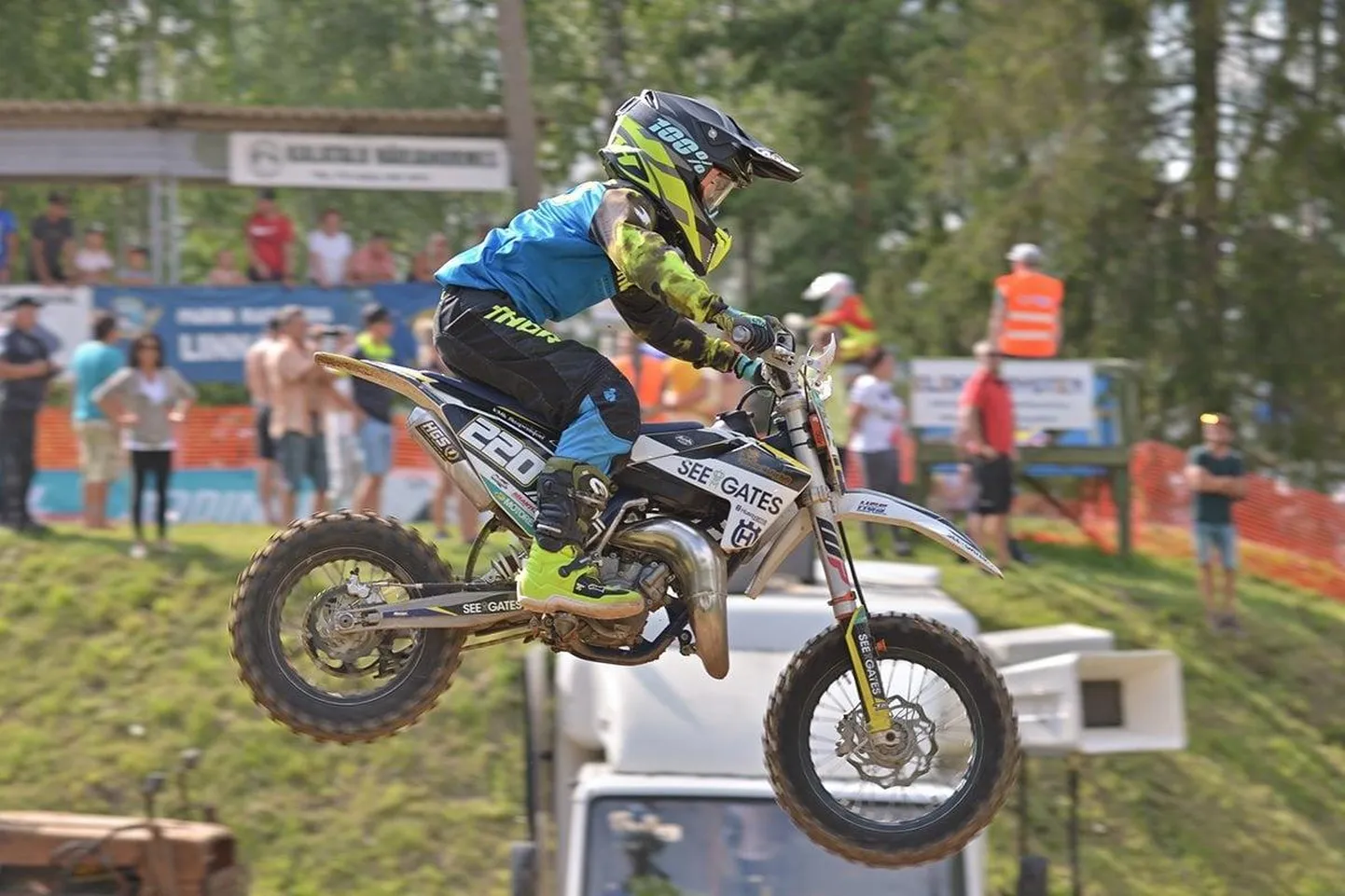 65 ccm Husvarna tsiklit taltsutav Pärnu poiss Leslie Puller nautis kodurajal võidurõõmu.