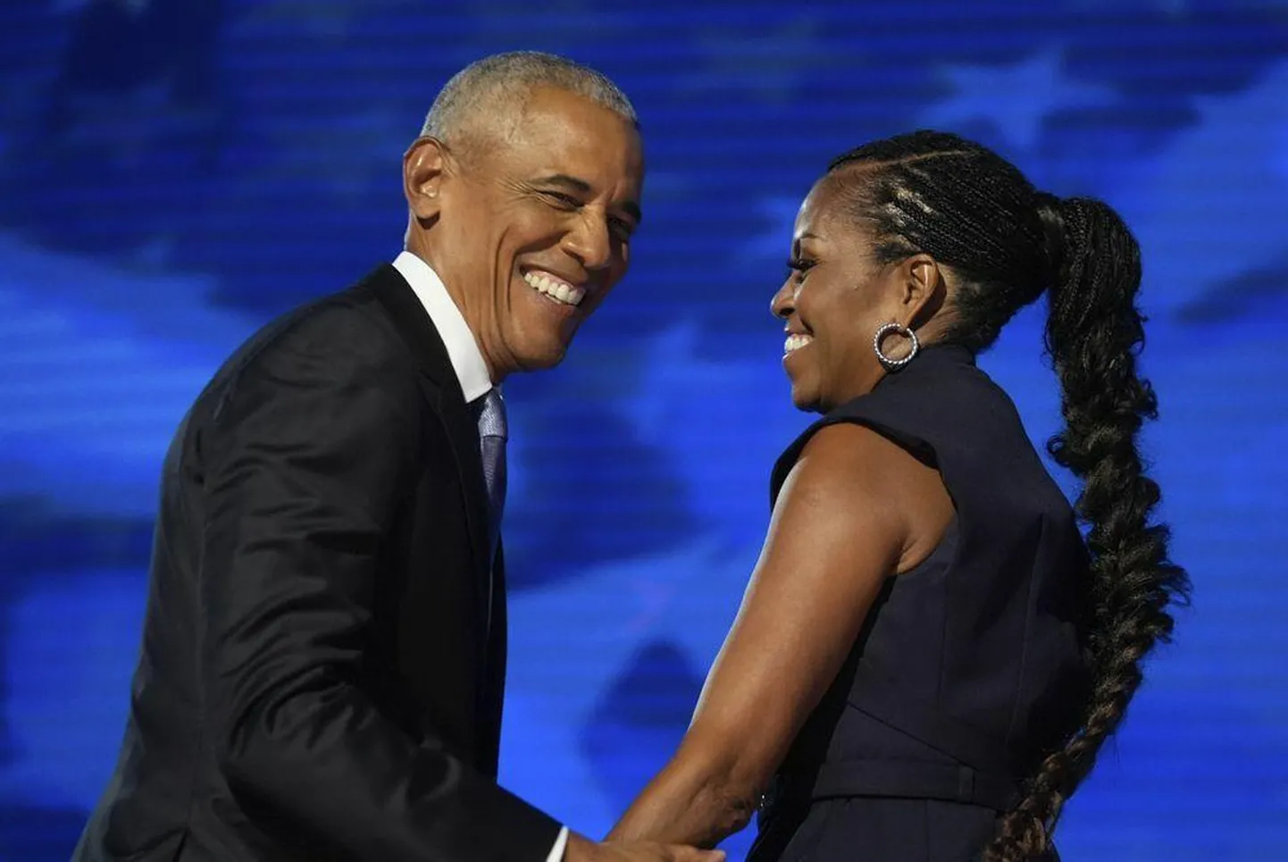 Chicagos jätkuval USA demokraatide parteikongressil astusid teisipäeval üles nii endine president Barack Obama kui ka varasem esileedi Michelle Obama.