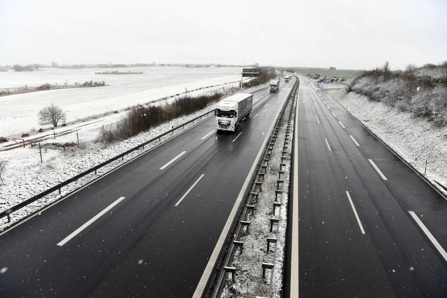 Koroonaviirus on Euroopa teed tühjaks jätnud, see võimaldab veokijuhtidele mugavat liiklemist. Fotol veokid Saksamaa kiirteel.