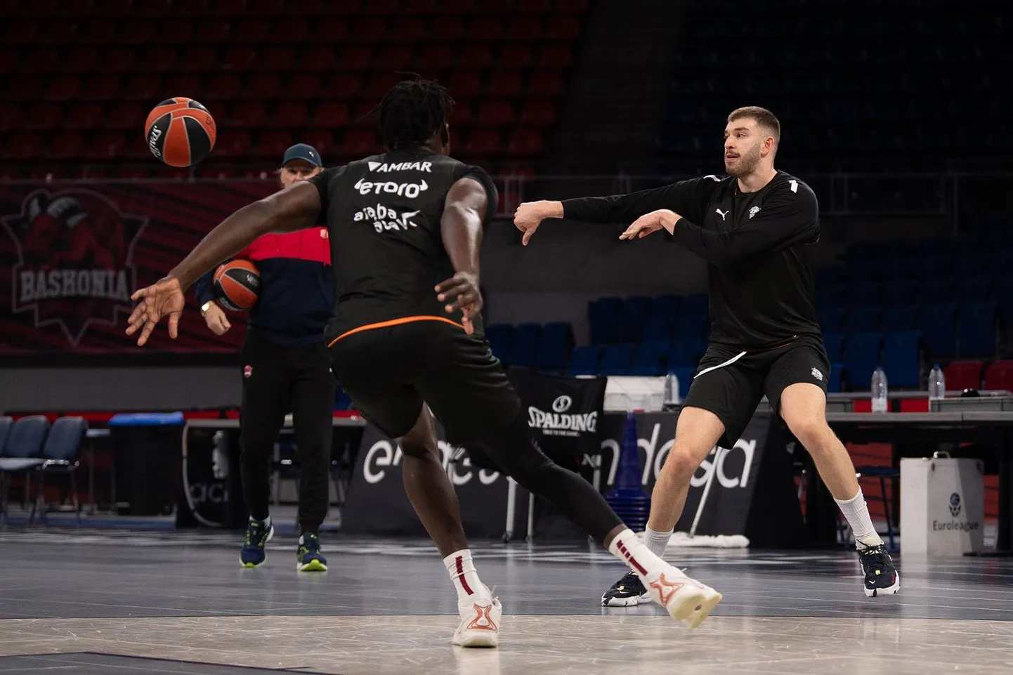 Nikos Rogkavopoulos on tagasi Baskonia treeningutel.