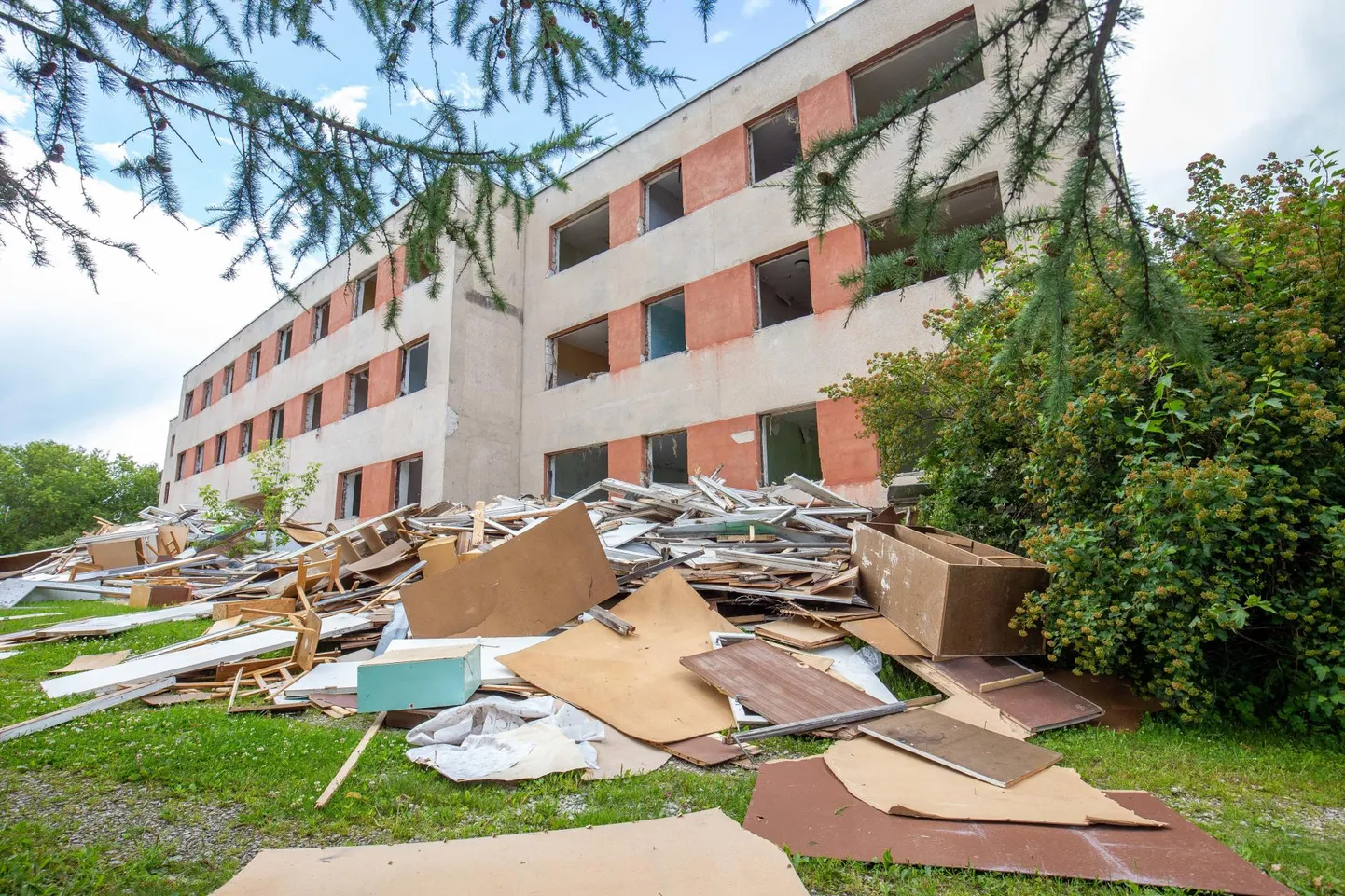 Kõigepealt tuli hoone vanast sodist tühjaks teha.