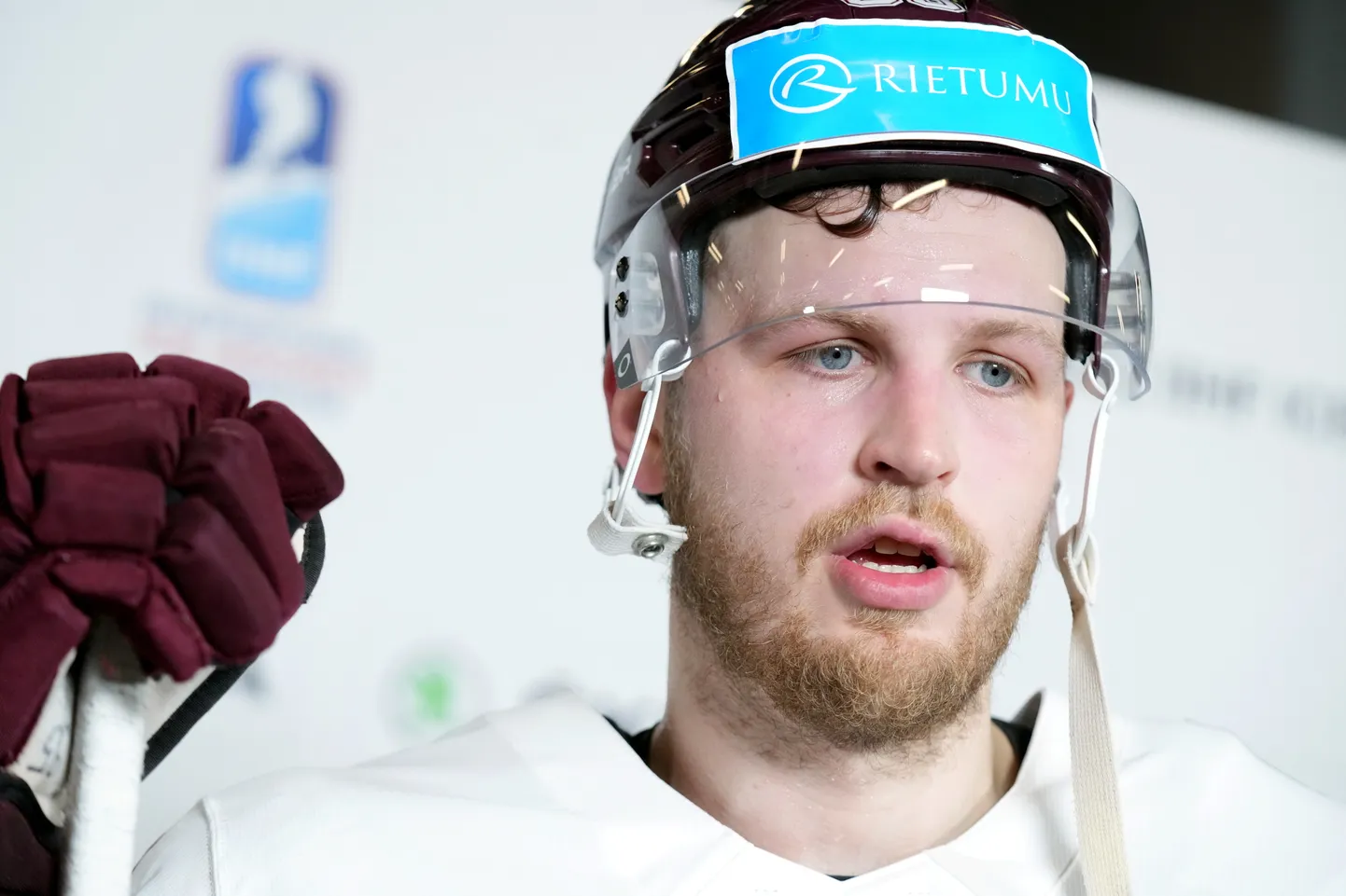 Latvijas hokeja izlases spēlētājs Oskars Batņa pēc Pasaules hokeja čempionāta spēlēs starp Latvijas un Čehijas valstsvienībām ''Nokia'' arēnā Tampērē.