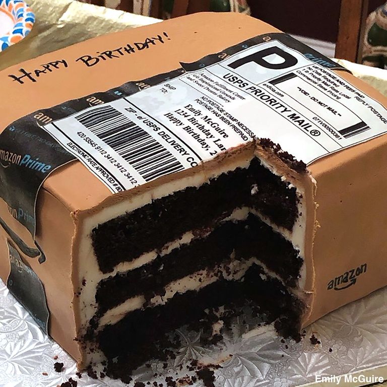 Mees tellis naisele sünnipäevaks Amazoni paki kujulise tordi