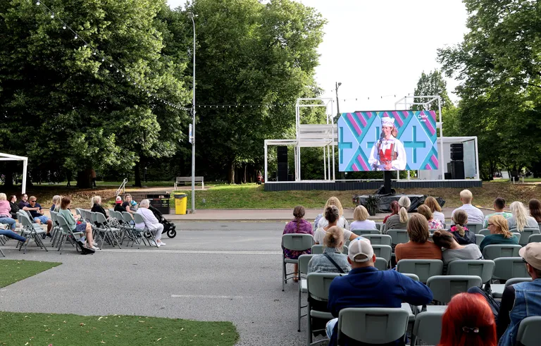 XIII noorte tantsupeo «Sillad» ühisvaatamine autovabaduse puiesteel.