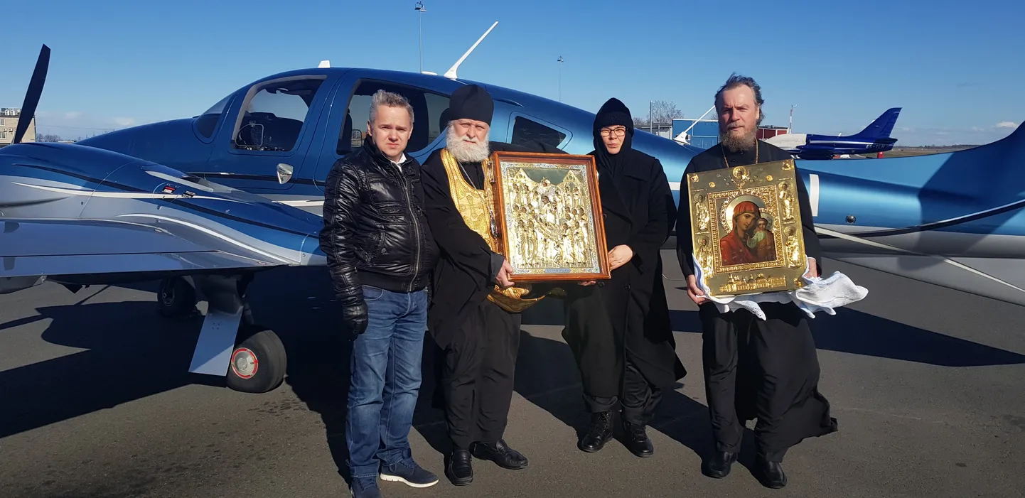 Митрополит Таллиннский и всея Эстонии Евгений вместе с епископом Нарвским и Причудским Лазарем и настоятельницей Пюхтицкого Успенского ставропигиального
женского монастыря игуменьей Филаретой совершили Воздушный Крестный ход над Эстонией с молитвой об избавлении от коронавирусной инфекции.