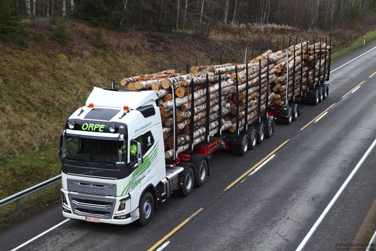 Soome maanteedel liigub 94-tonnine metsaveoauto.