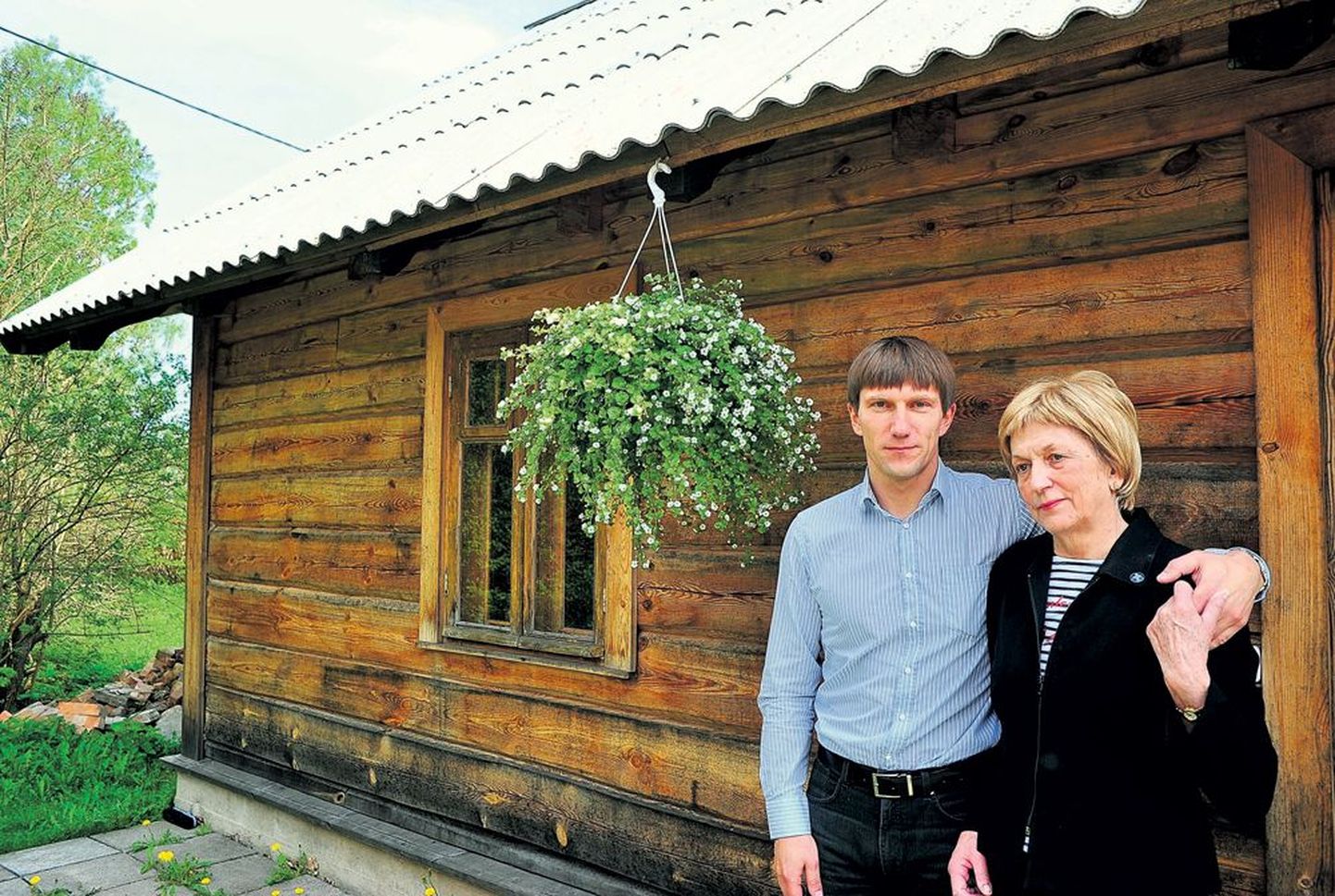 Kaks vaprat: poeg Maano Koemets ja tema ema Silvi-Silja Koemets Tohtri talu koduõuel Rannus.