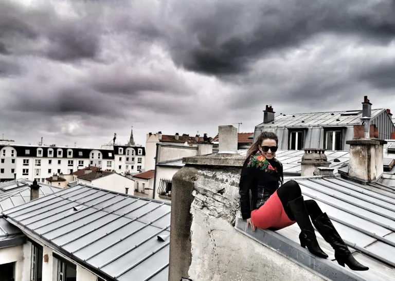 Sellal kui Pariisi kohale kogunesid üha tumedamad pilved, otsustas laulja Triin Lellep eile viimasel hetkel oma kauasest kodulinnast lahkuda ja Eestisse tagasi pöörduda.