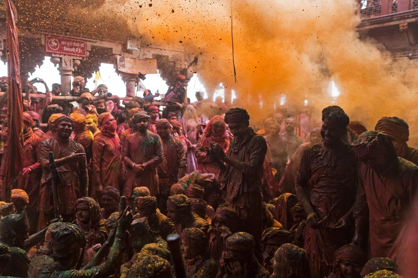Värvilise pulbri loopimine hindude templis Uttar Pradeshi osariigis.