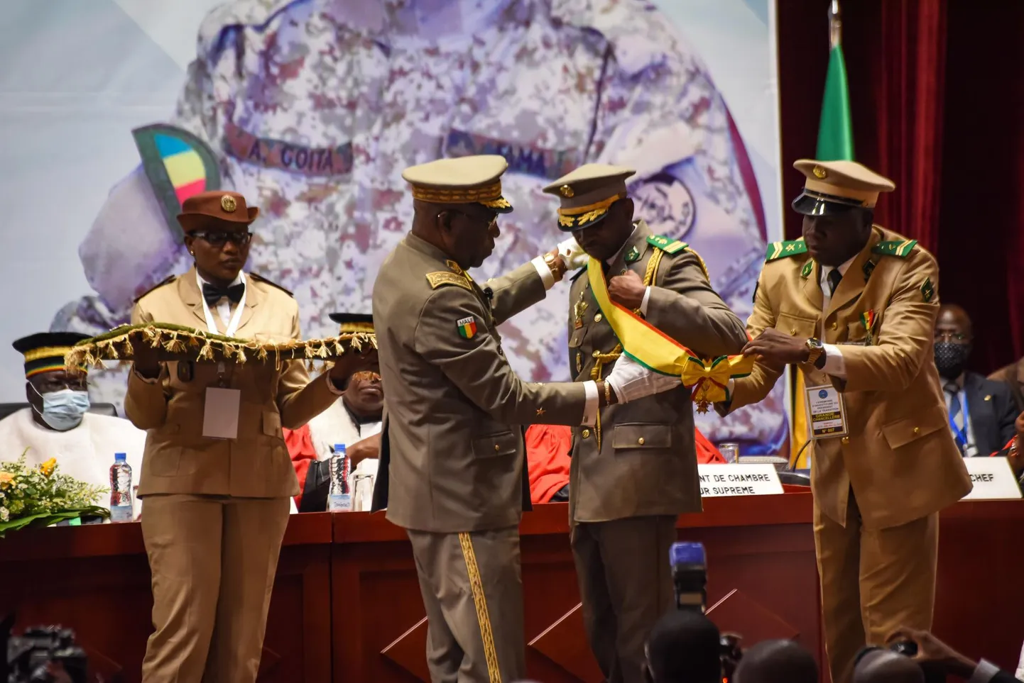 Mali sõjaväelise riigipöörde juhi kolonel Assimi Goïta vannutamine ajutiseks presidendiks.