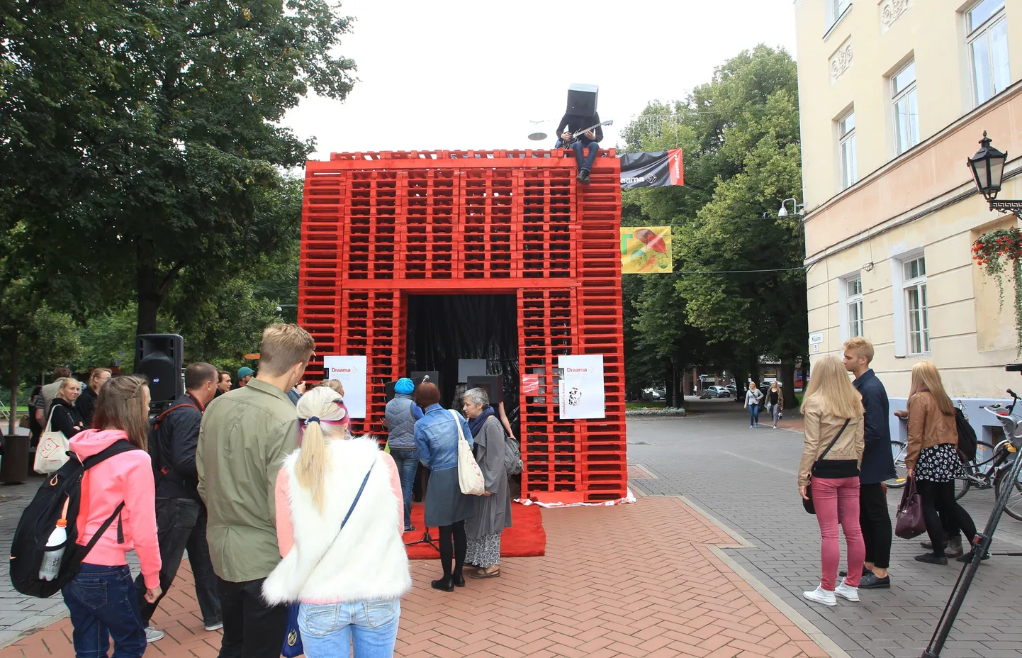 Eesti teatri festival Draama on toonud alati elevust ka Tartu tänavaile.