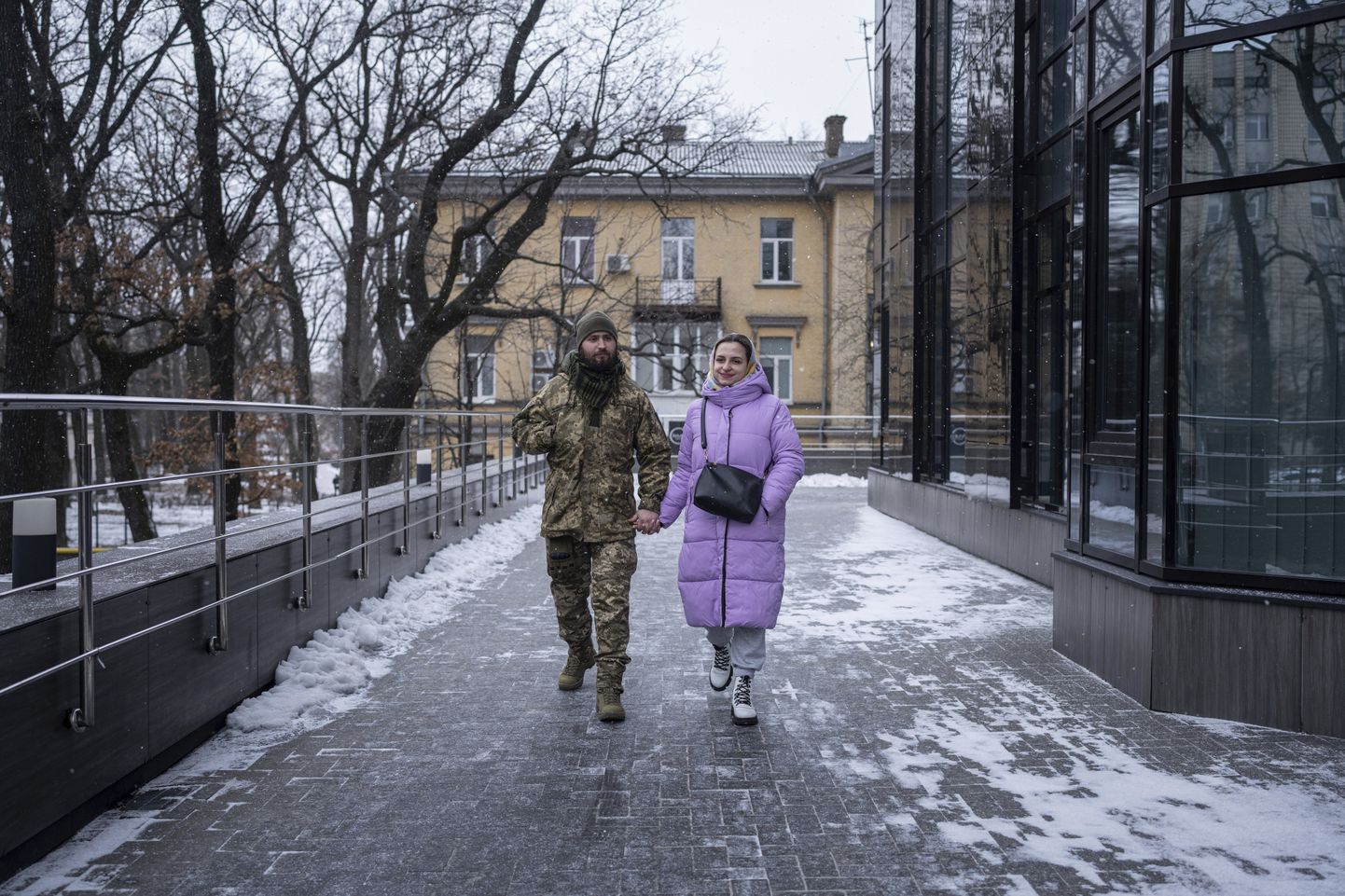 Ukraina sõdur Vitali Hronjuk ja tema elukaaslane Anna Sokurenko Kiievi tänaval pärast viljakuskliiniku külastamist, kus mees lasi enne rindele naasmist enda sperma külmutada.