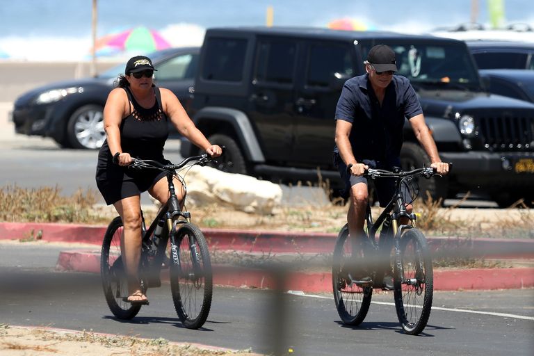 Pierce Brosnan ja ta naine Keely Malibus jalgrattaga sõitmas