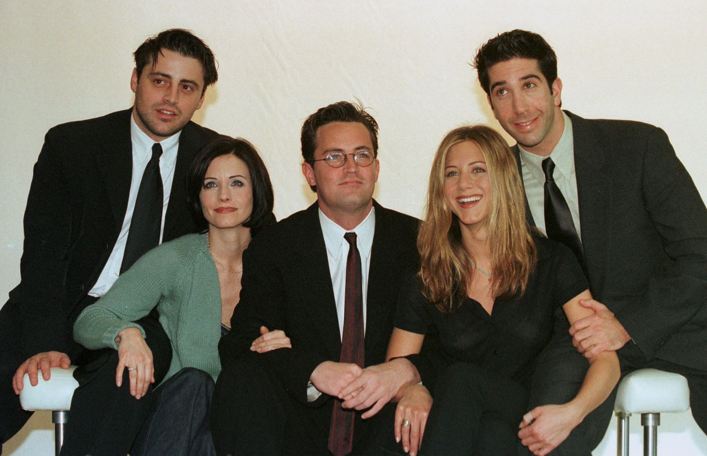 Каст сериала «Друзья»: Мэтт Лэ Бланк, Кортни Кокс, Мэтью Перри, Дженифер Энистон и Девид Швиммер -1998 год.