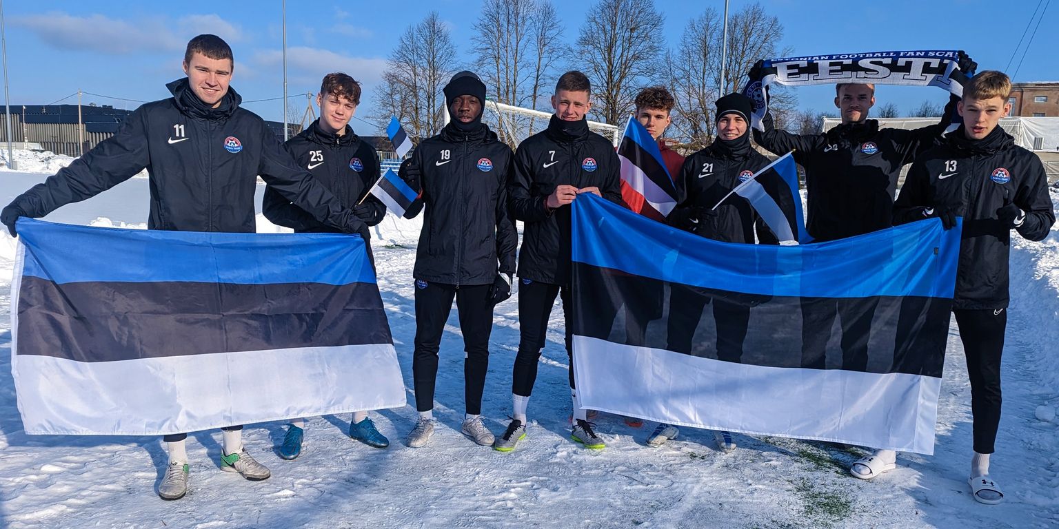 Narva Transi jalgpallurid tähistamas 24. veebruaril trennis Eesti sünnipäeva.
