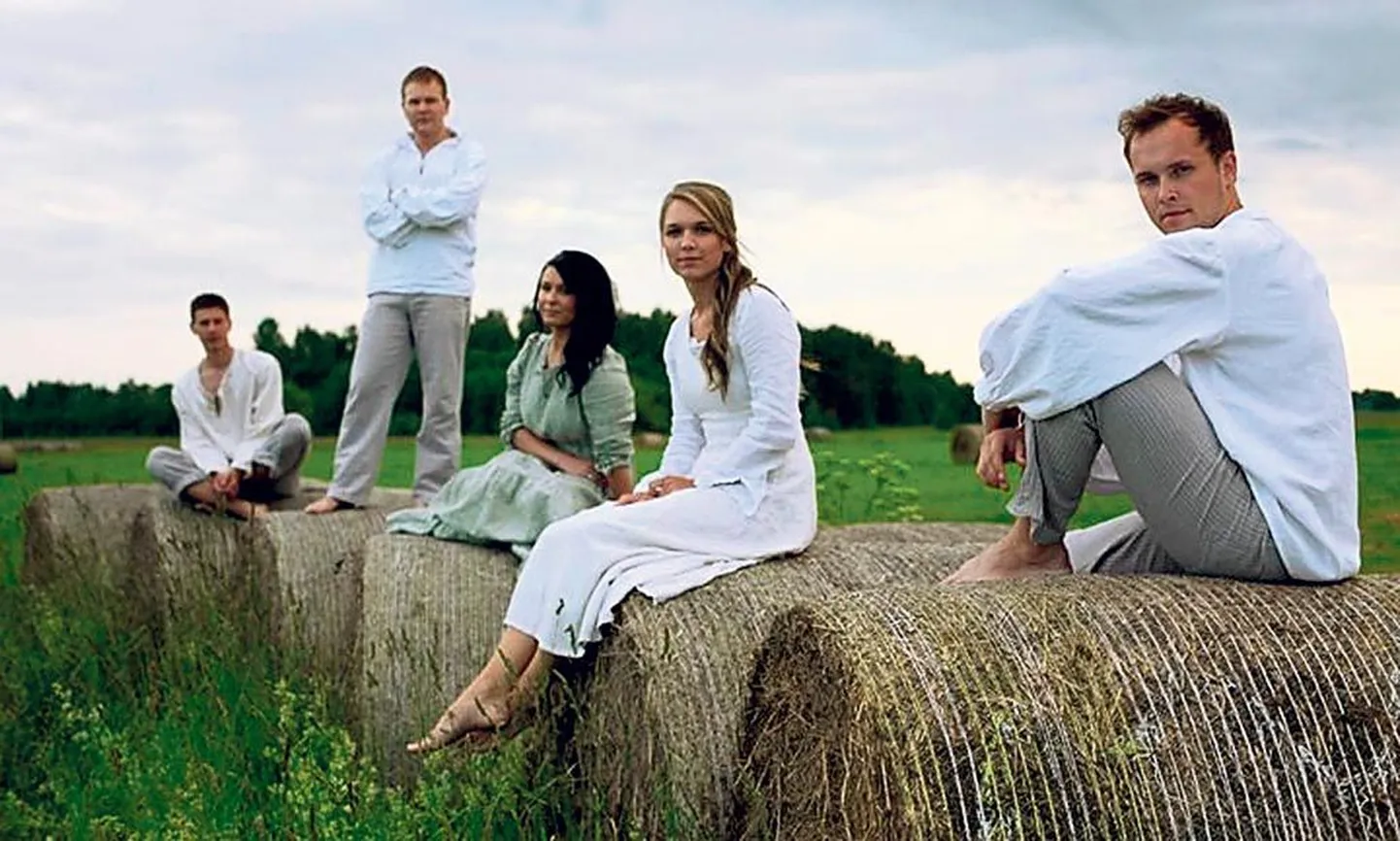 Ansambli Greip lauljad kulgevad oma uues videos Pärnumaa kauni looduse taustal.