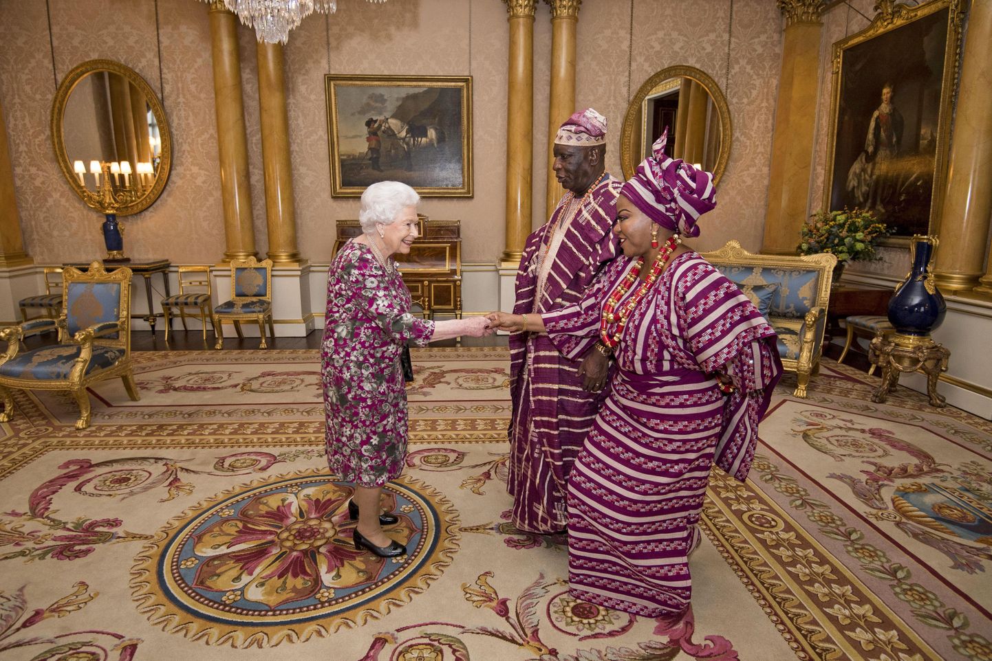 Kuninganna Elizabeth audientsil koos Nigeeria eriesindaja George Oguntade ja tema abikaasale Modupeola Adewemimo´ga.