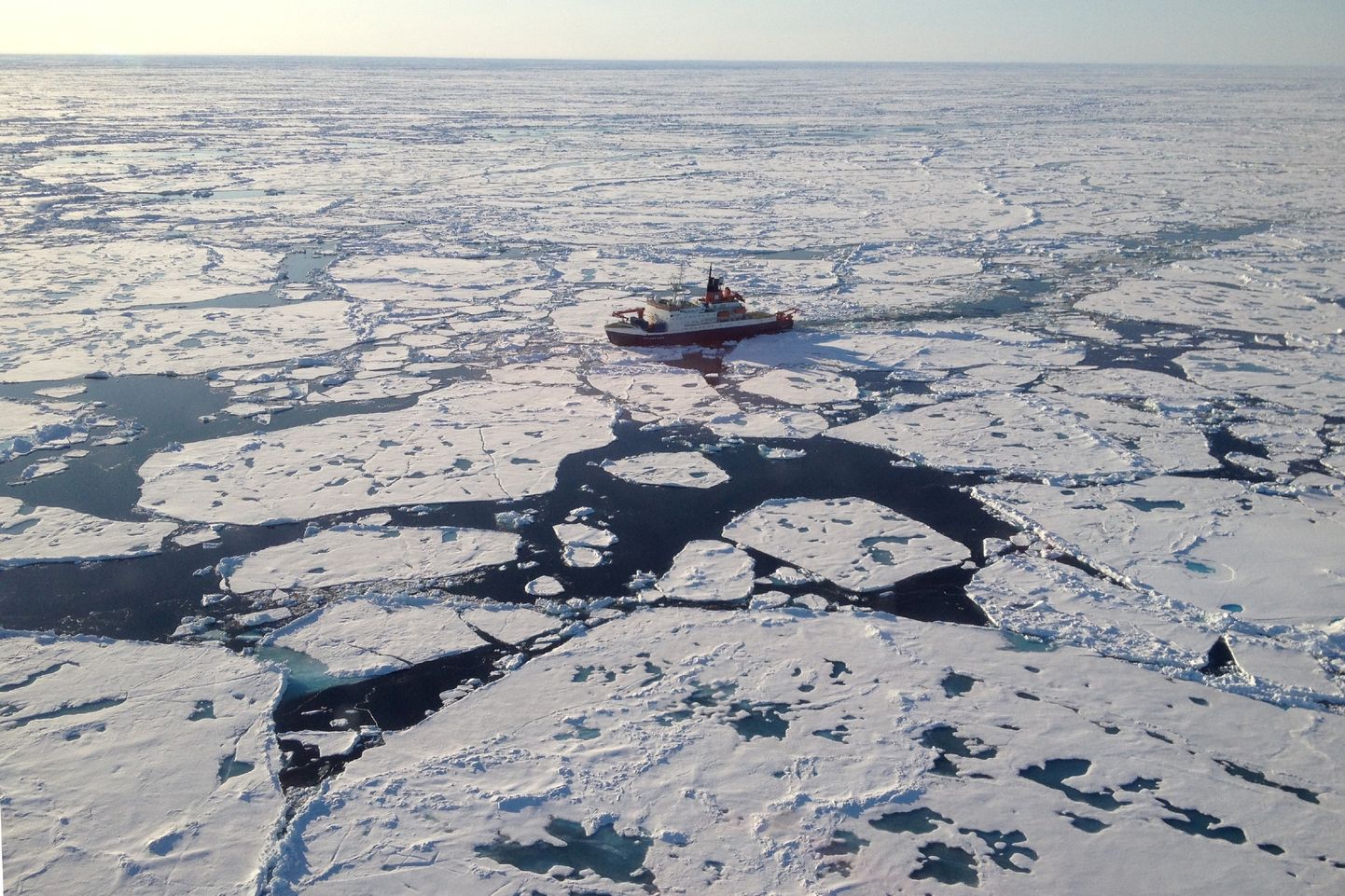 Uurimisalus Polarstern Põhja-Jäämeres.