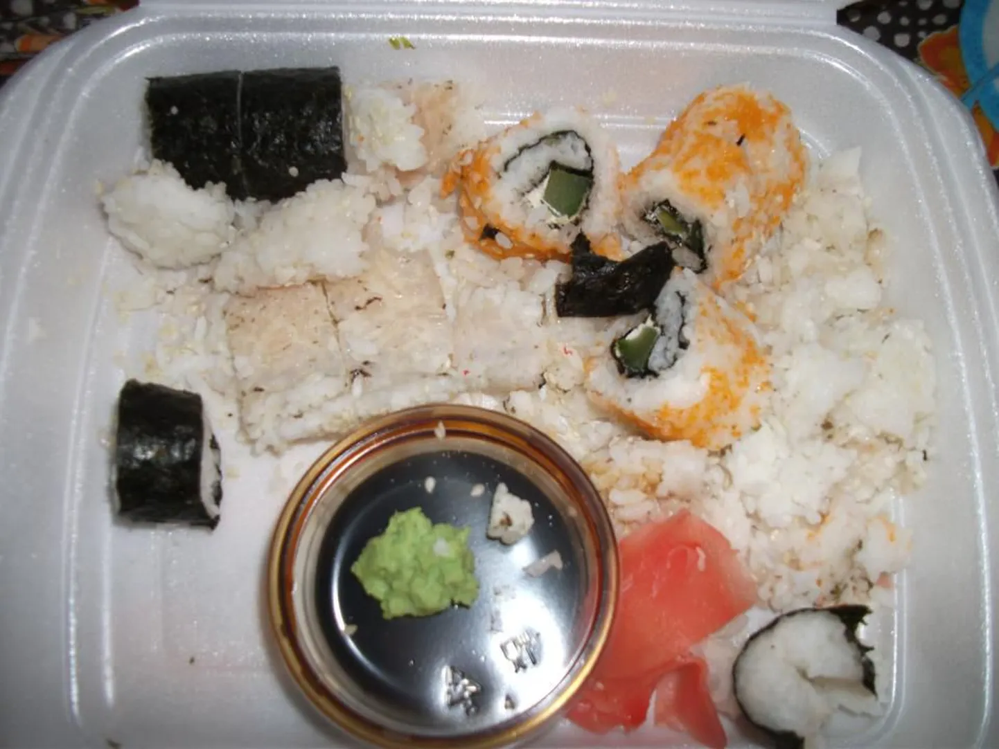 Фотография клиента, получившего "неправильные" суши, распространяется в Facebook
