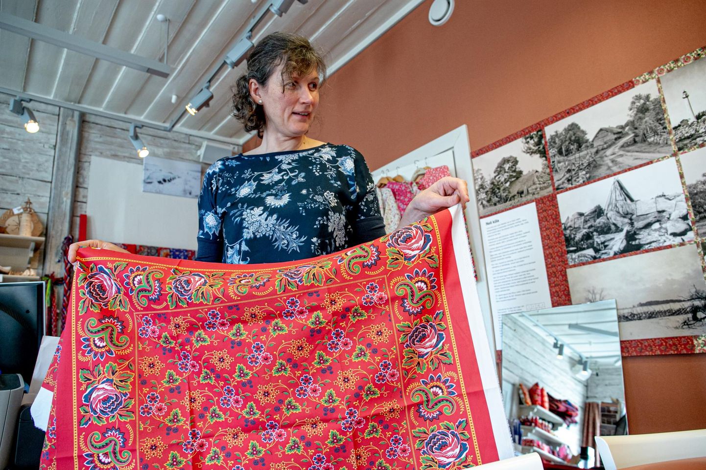 Kihnu muuseumi perenaine Eve Laos näitab kallisseltsi rätiku kupongi.
