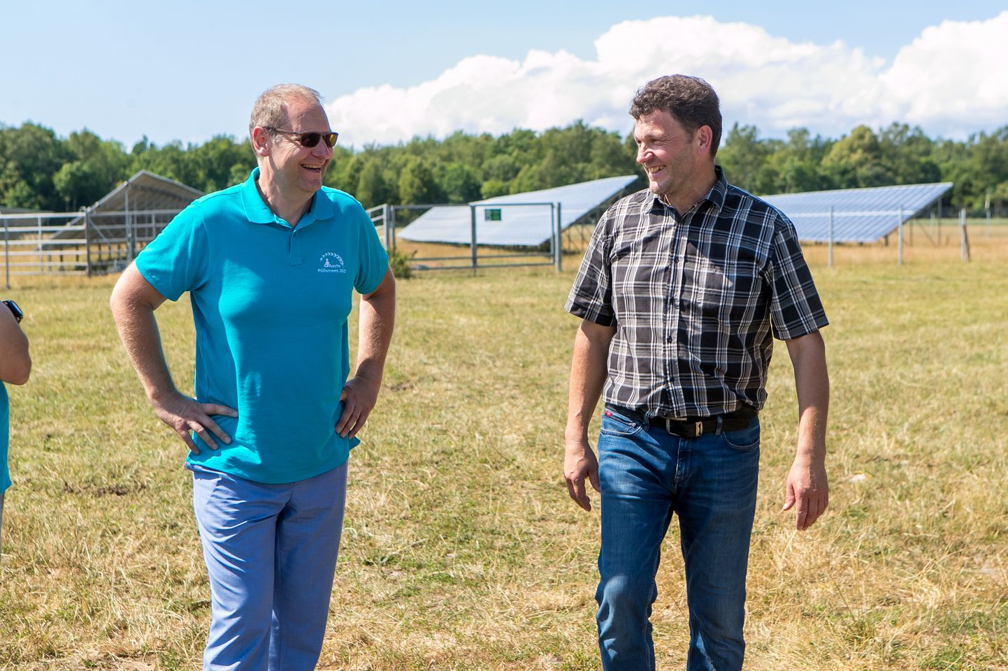 Põllumees Jaan Kiider jäi pildile koos maaeluminister Urmas Kruusega, kes koos aasta põllumees 2021 hindamiskomisjoniga Saaremaad külastas.
