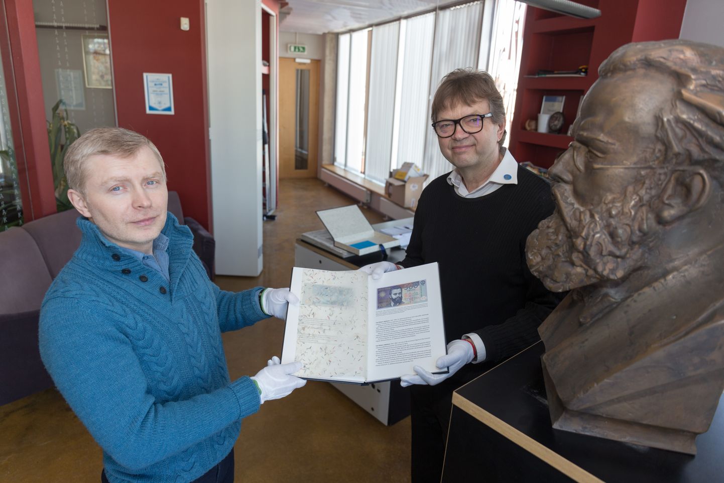 Toomas Kull (paremal) andis Sakala peatoimetajale Hans Värele üle raamatu "Eesti krooni originaalpangatähed 1991-2007".