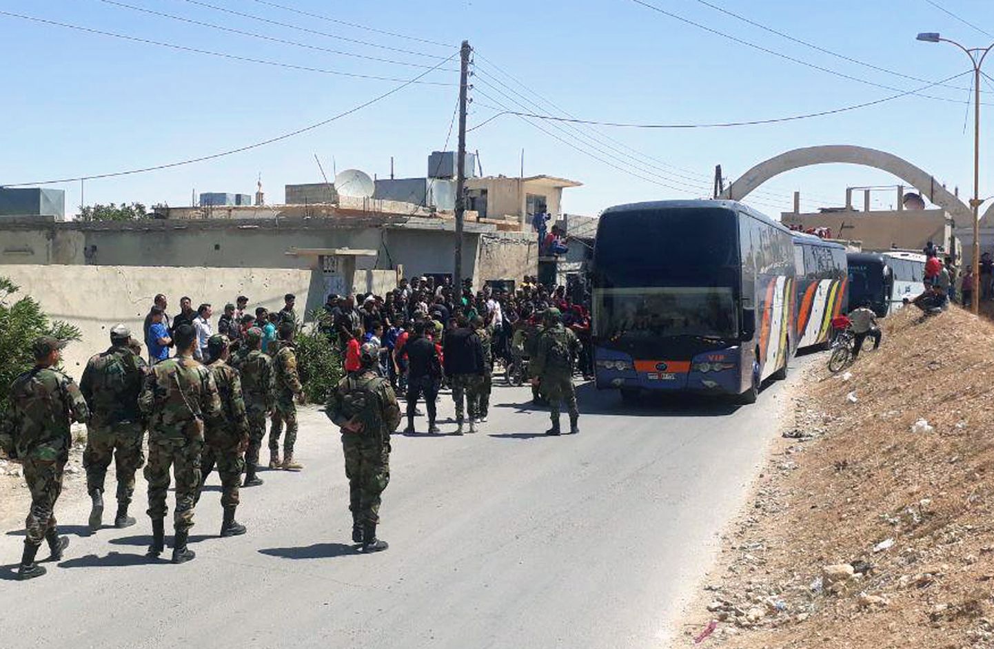 Süüria riigiväed läbi viimas mässuliste ja nende perede transportimist riigi põhjaossa.