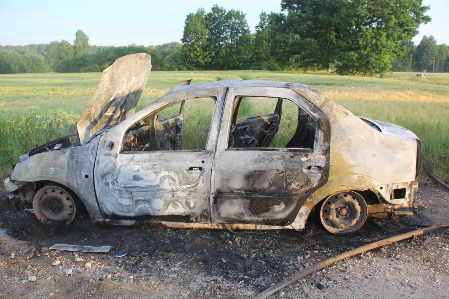 Сгоревший автомобиль.