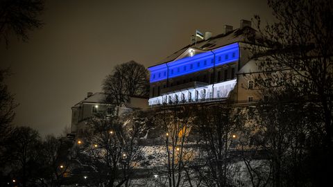 Galerii: Stenbocki maja värvus Eesti sünnipäevanädalaks sinimustvalgeks 