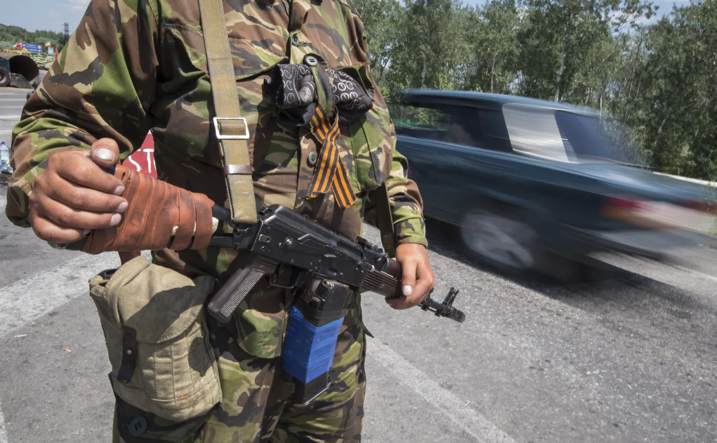 Venemeelne relvastatud separatist Luganski lähistel maanteel asuva kontrollposti juures.