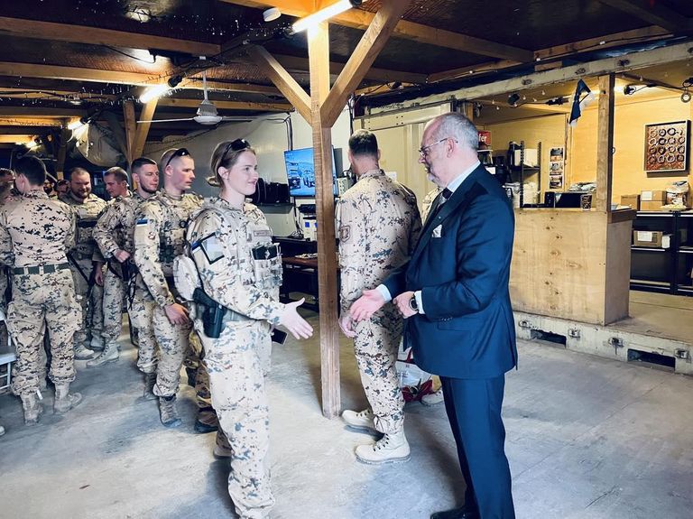Алар Карис благодарит эстонских военнослужащих в Курдистане небольшим подарком.