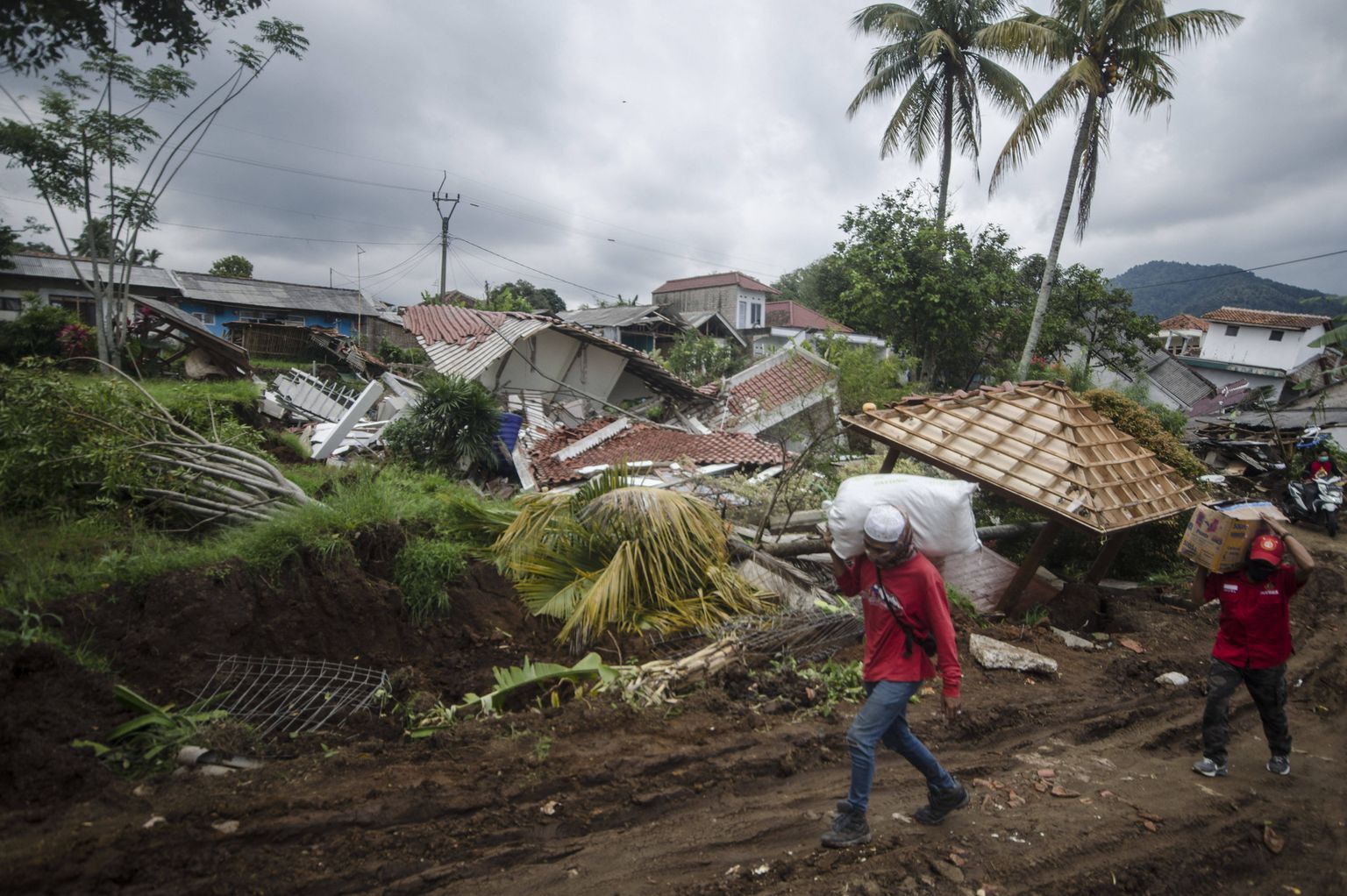 Vabatahtlikud toimetavad abi külaelanikele pärast 5,6 magnituudist maavärinat Indoneesias.
