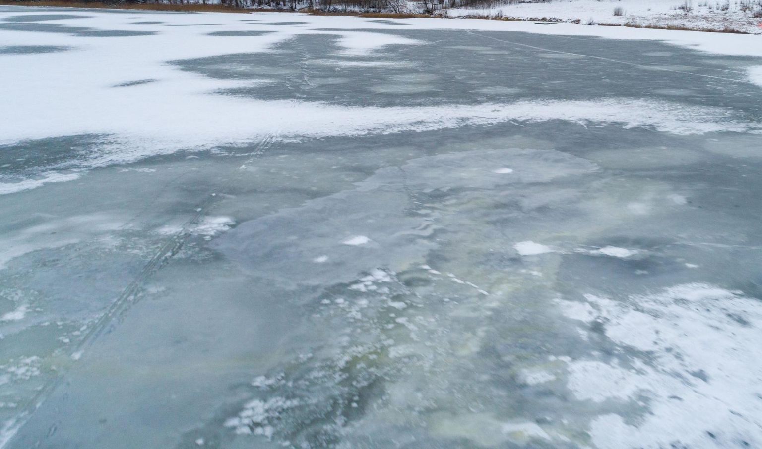 Päästeteenistus tuletab meelde, et veekogudel on jääolud väga erinevad ning sõidukiga põhjalikult kontrollimata looduslikule järvejääle minek on alati suur eluga riskimine.
