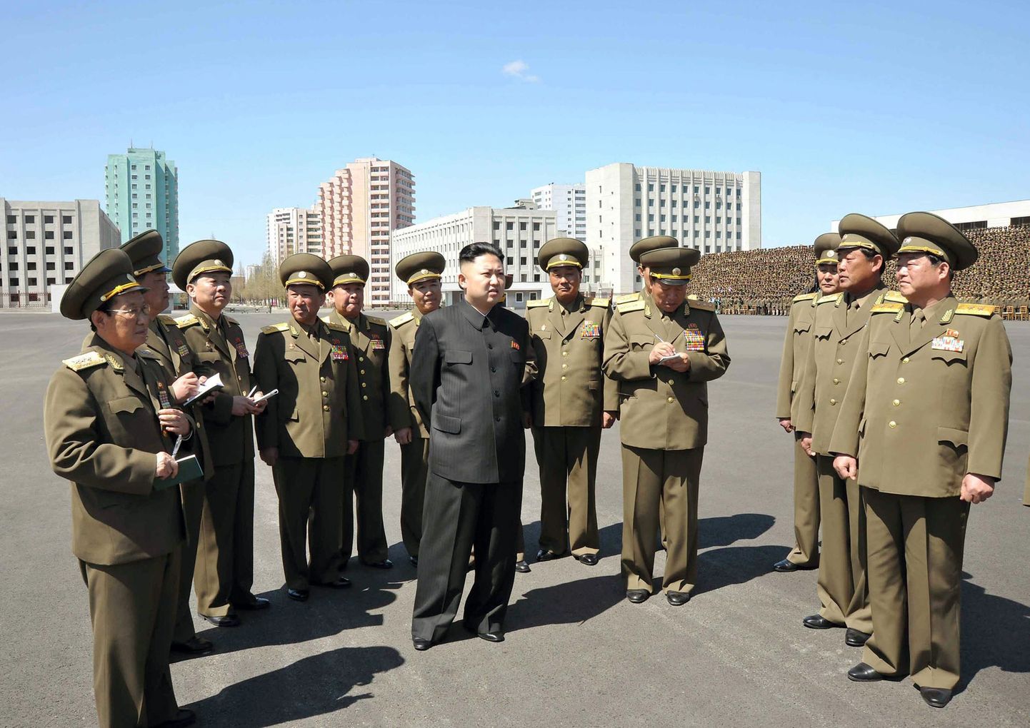 Kim Jong-un kindralitest ümbritsetuna