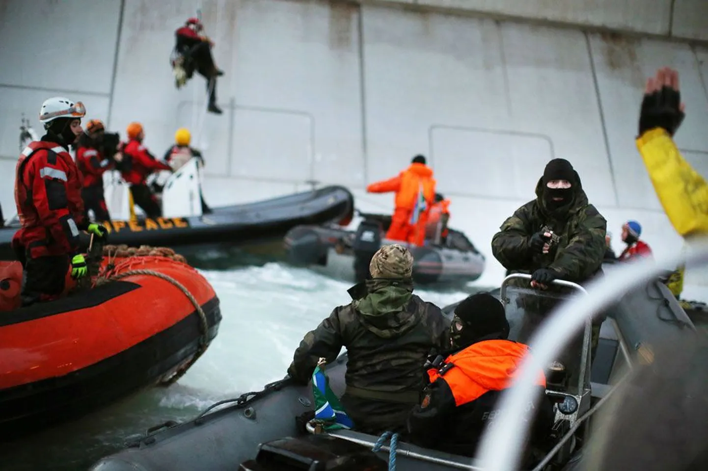 Vene võimud vahistasid Greenpeace’i aktivistid siis, kui nad üritasid Prirazlomnaja naftaplatvormile ronida.