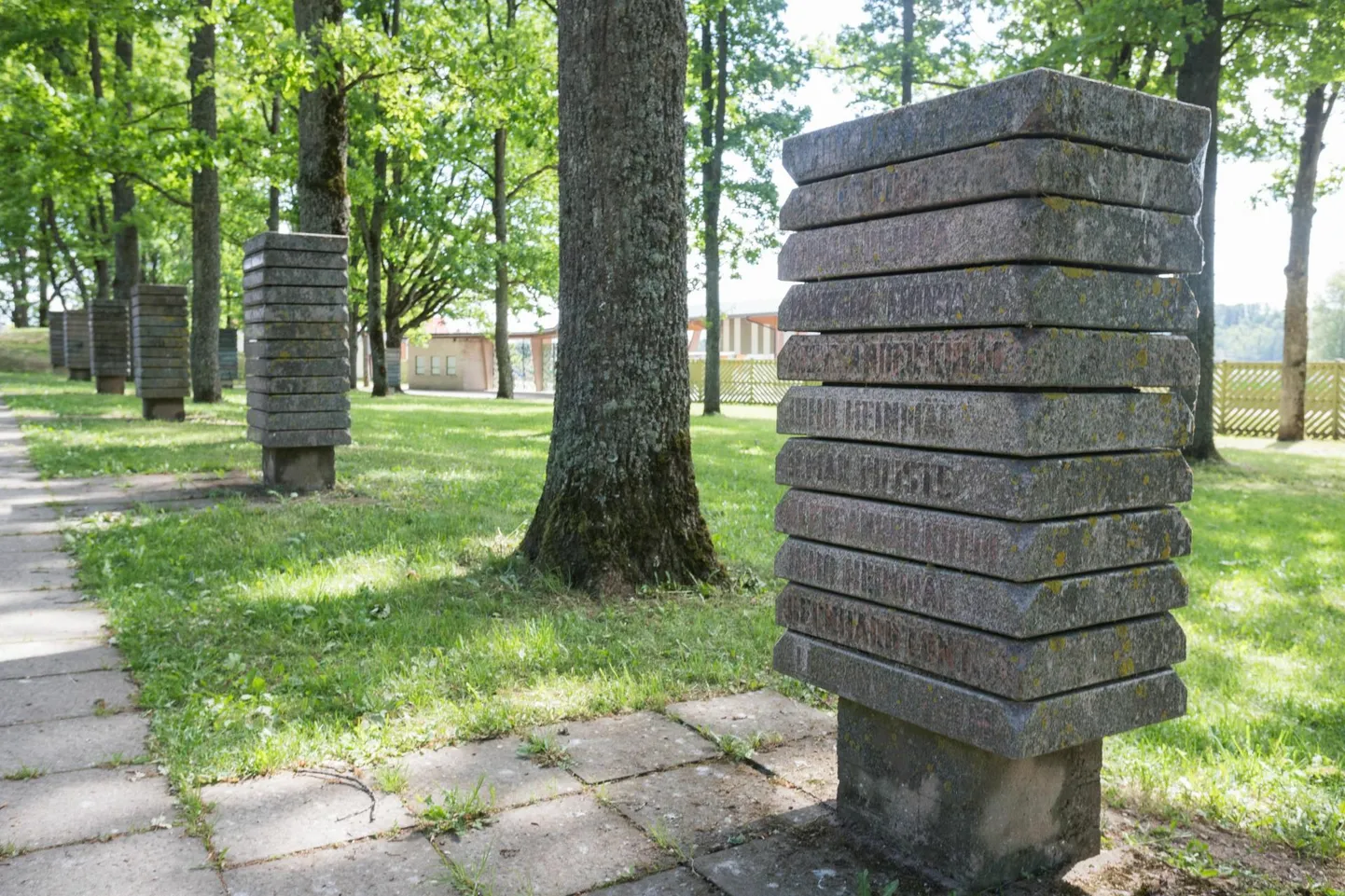 Viljandi järvejooksu üks eripära on staadioni juures olev võitjate park. Iga jooksu võitja on saanud oma nimega kivi. Seni on peetud 94 jooksu ja pargis on 95 kivi, sest 1950. aastal läks võit kahe mehe vahel jagamisele.