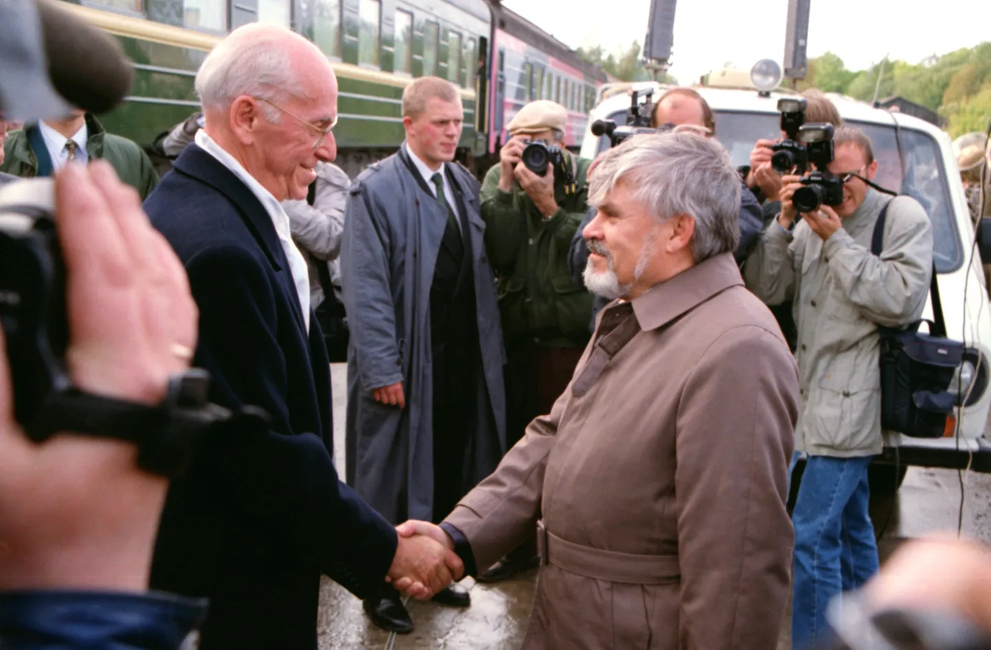 26. september 1995. Paldiski tuumaobjekt antakse tagasi Eestile. President Lennart Meri, kontradmiral Aleksandr Olhovikov.