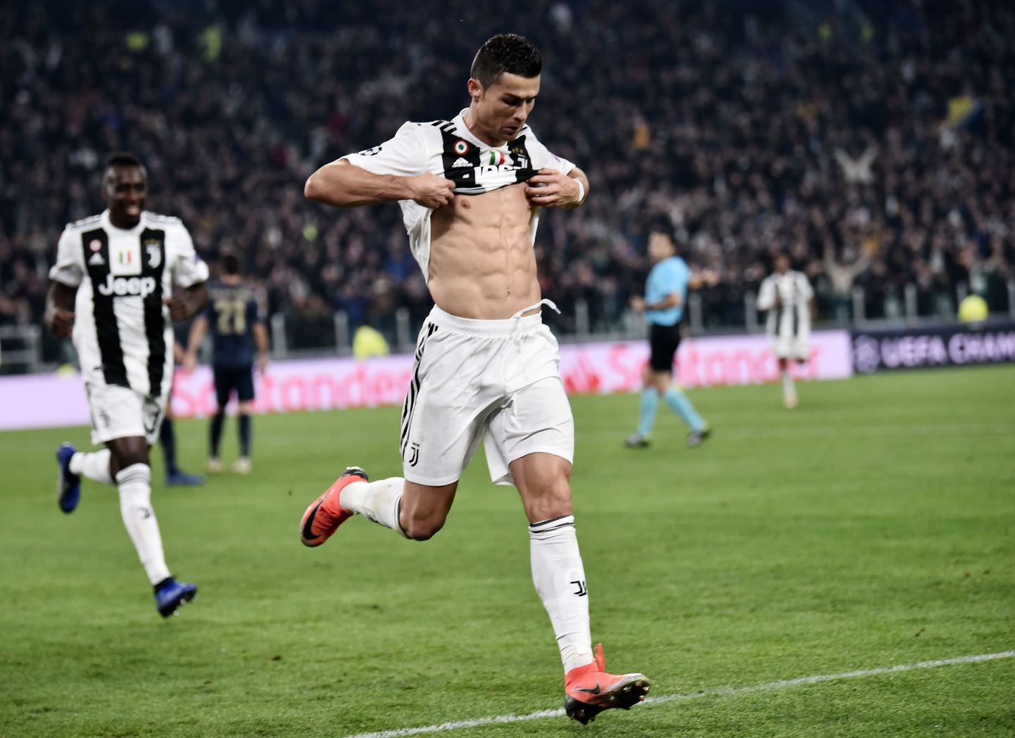 Itaalia jalgaplliklubi Torino Juventuse ründeäss Cristiano Ronaldo tähistab väravat paljastades oma sikspäki. Foto on tehtud  kaks aastat tagasi.
