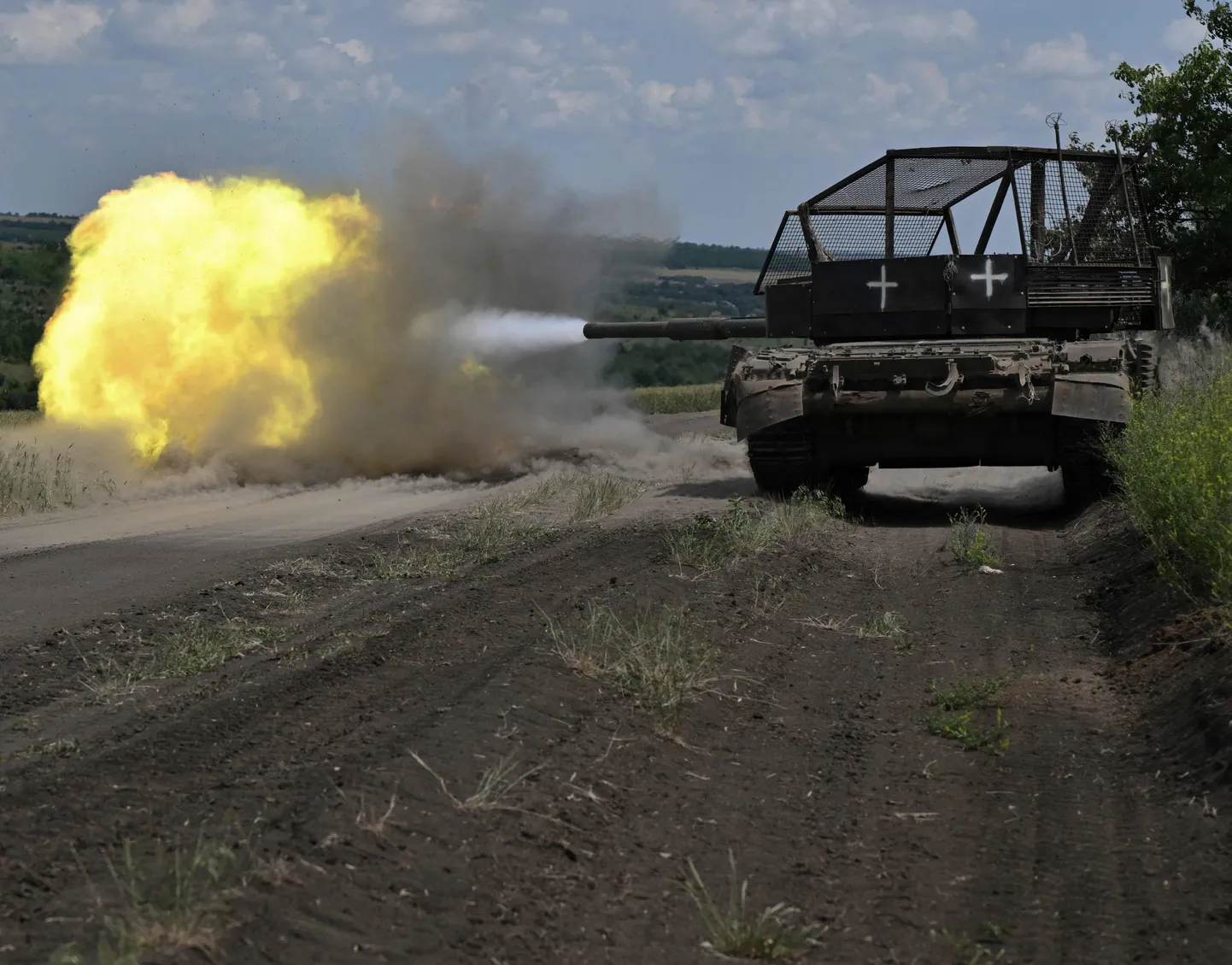 Juhtivad tööstusriigid on otsustanud Ukraina pikaajalise rahastamise ning ilmselt asenduvad ukrainlaste nõukogude päritolu relvad ajapikku lääne relvastusega. Pildil tegutseb ukrainlaste tank T-72.