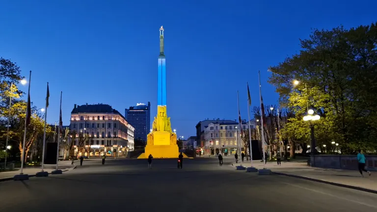 Памятник Свободы, подсвеченный цветами флага Украины