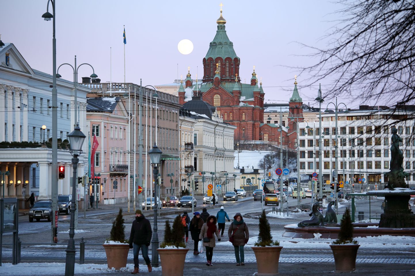 Helsingi Uspenski kirik koos linnavaatega.