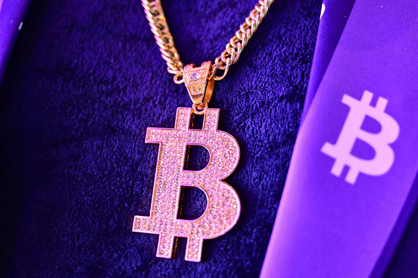 Bitcoin'i logoga ripatsit kandev mees Token 2049 krüptokonverentsil Dubais 1. mail 2025.