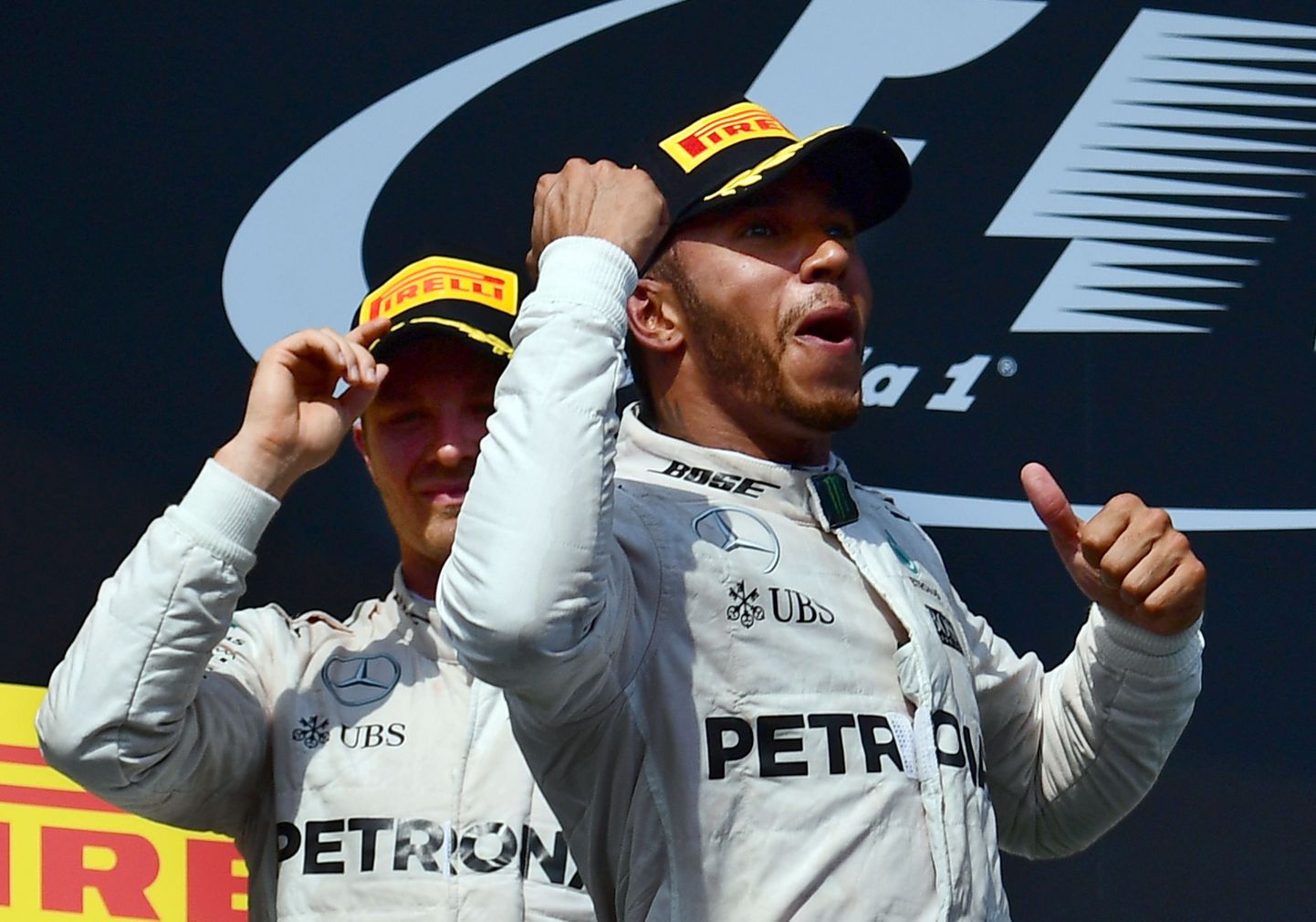Lewis Hamilton (paremal) ja Nico Rosberg (vasakul).